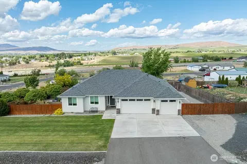 20702 E Berry Dr, Benton City, WA 99320