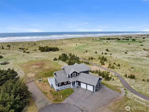 234 26th St NW, Long Beach, WA 98631