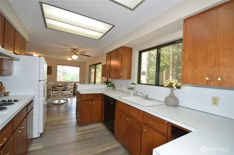 Kitchen - 18215 108th Ave NE, Bothell, WA 98011 photo 1 of 5