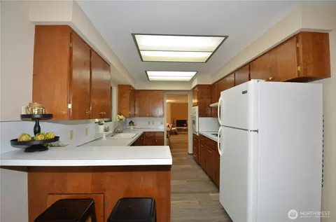 Kitchen - 18215 108th Ave NE, Bothell, WA 98011 photo 2 of 5