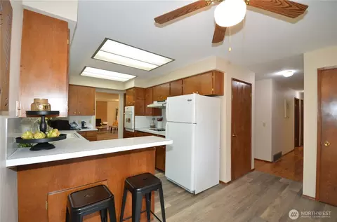 Kitchen - 18215 108th Ave NE, Bothell, WA 98011 photo 3 of 5