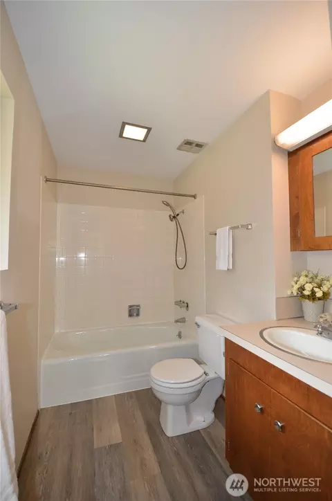 Bath - 18215 108th Ave NE, Bothell, WA 98011 photo 1 of 3