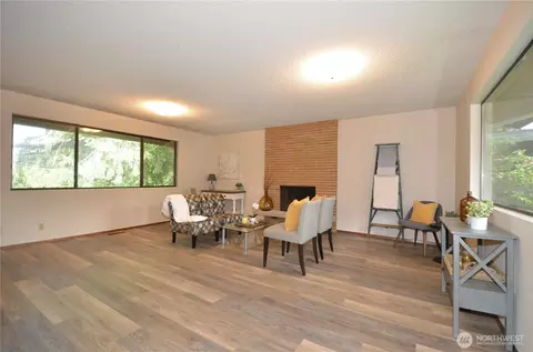 Living - 18215 108th Ave NE, Bothell, WA 98011 photo 1 of 2