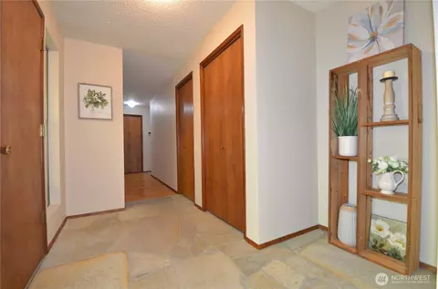 Entry Way - 18215 108th Ave NE, Bothell, WA 98011 photo 2 of 2