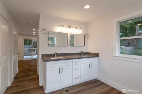 Bath - 2015 172nd Pl SE, Bothell, WA 98012 photo 4 of 5