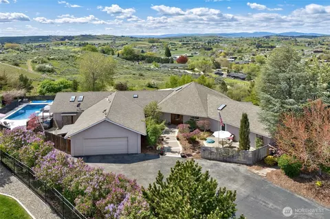 190 Twin Peaks Rd, Selah, WA 98942