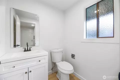 Bath - 9828 33rd Dr SE, Everett, WA 98208 photo 1 of 4
