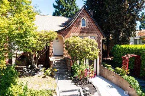 3526 Ashworth Ave N, Seattle, WA 98103