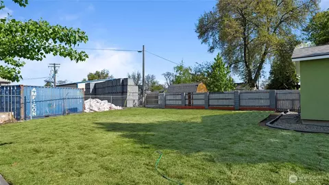 Exterior - 215 E Oak St, Walla Walla, WA 99362 photo 3 of 4