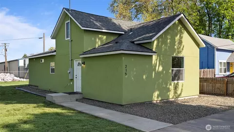 Exterior - 215 E Oak St, Walla Walla, WA 99362 photo 2 of 4