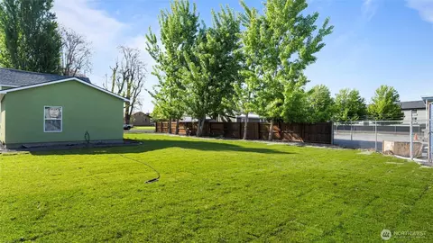 Exterior - 215 E Oak St, Walla Walla, WA 99362 photo 4 of 4