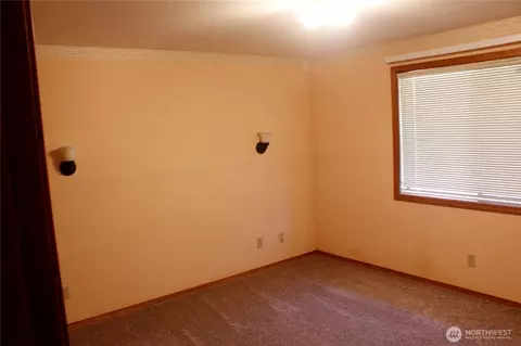 Bedroom - 19404 North Pl, Long Beach, WA 98631 photo 2 of 2
