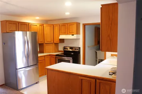 Kitchen - 19404 North Pl, Long Beach, WA 98631 photo 2 of 2