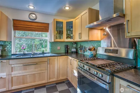 Kitchen - 178 Pinneo Rd, Eastsound, WA 98245 photo 3 of 4