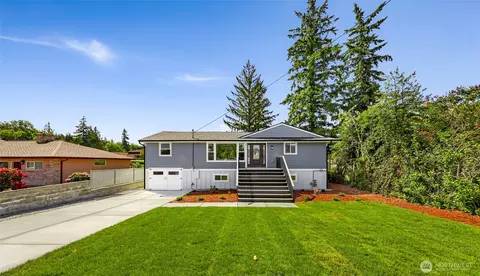 617 Hillcrest Dr, Anacortes, WA 98221