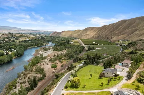 1901 Sleepy Hollow Rd, Wenatchee, WA 98801