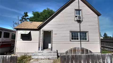215 S Almira Ave, Connell, WA 99326