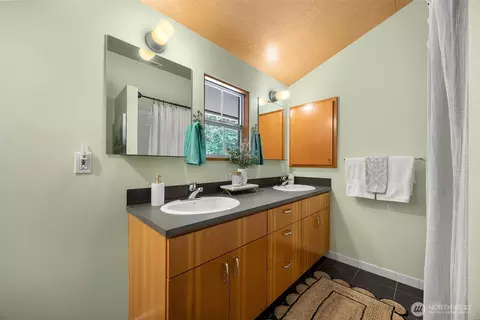 Bath - 10608 NE 157th St, Bothell, WA 98011 photo 2 of 4