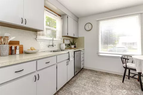 Kitchen - 1479 Merritt Ave, Enumclaw, WA 98022 photo 2 of 3