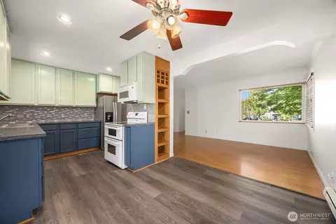 Kitchen - 1010 E Marine View Dr, Everett, WA 98201 photo 4 of 4
