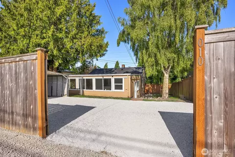 Exterior - 1010 E Marine View Dr, Everett, WA 98201 photo 5 of 6