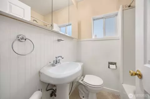 Bath - 1010 E Marine View Dr, Everett, WA 98201 photo 1 of 4