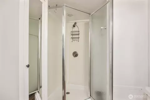 Bath - 1010 E Marine View Dr, Everett, WA 98201 photo 4 of 4