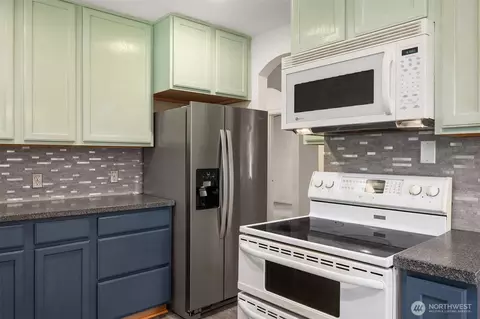 Kitchen - 1010 E Marine View Dr, Everett, WA 98201 photo 2 of 4
