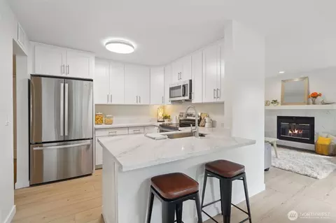 9800 Roosevelt Way NE #14, Seattle, WA 98115