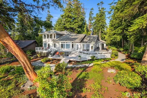 2 Edgewater Dr, Camano Island, WA 98282