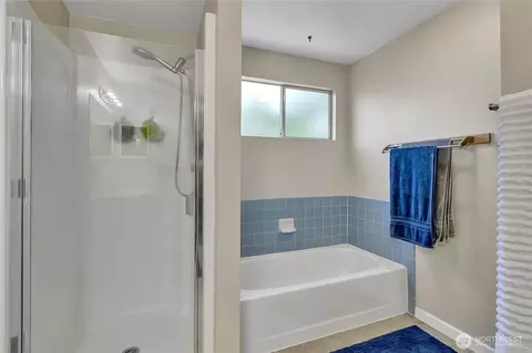 Bath - 404 Jewell St, Enumclaw, WA 98022 photo 2 of 4