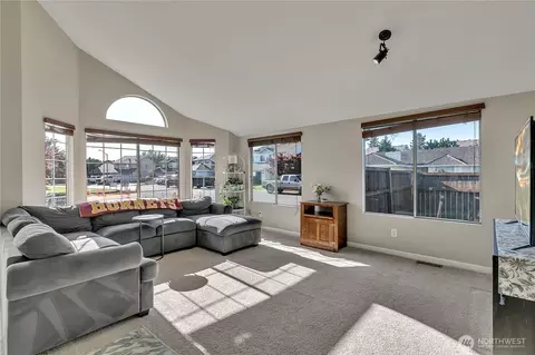 Living - 404 Jewell St, Enumclaw, WA 98022 photo 1 of 4