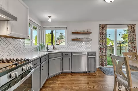 Kitchen - 404 Jewell St, Enumclaw, WA 98022 photo 4 of 5