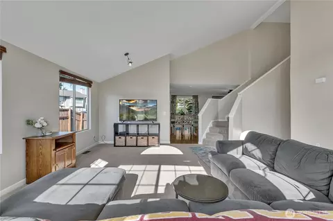 Living - 404 Jewell St, Enumclaw, WA 98022 photo 3 of 4
