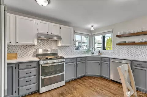 Kitchen - 404 Jewell St, Enumclaw, WA 98022 photo 3 of 5