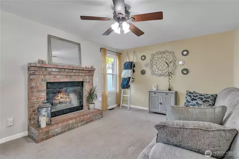 Living - 404 Jewell St, Enumclaw, WA 98022 photo 4 of 4