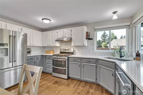 Kitchen - 404 Jewell St, Enumclaw, WA 98022 photo 2 of 5