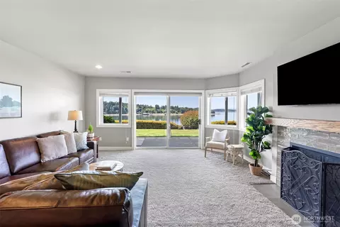 Living - 52 Chapman Loop #D, Steilacoom, WA 98388 photo 3 of 5