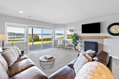 Living - 52 Chapman Loop #D, Steilacoom, WA 98388 photo 4 of 5