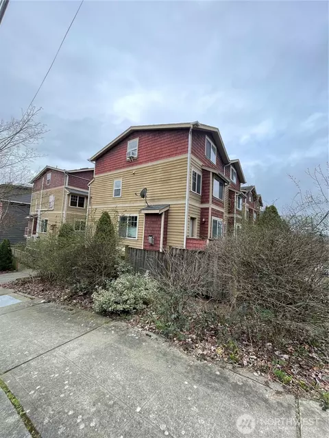 519 N 39th St, Seattle, WA 98103