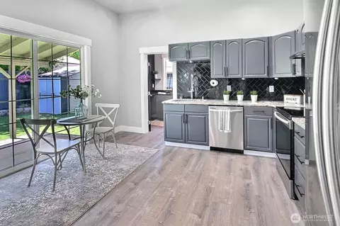 Kitchen - 1630 Hillcrest Ave, Enumclaw, WA 98022 photo 3 of 4