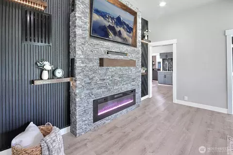 Living - 1630 Hillcrest Ave, Enumclaw, WA 98022 photo 4 of 4