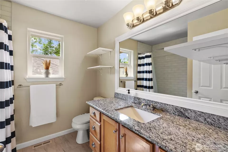 Bath - 111 170th St SE, Bothell, WA 98012 photo 3 of 4