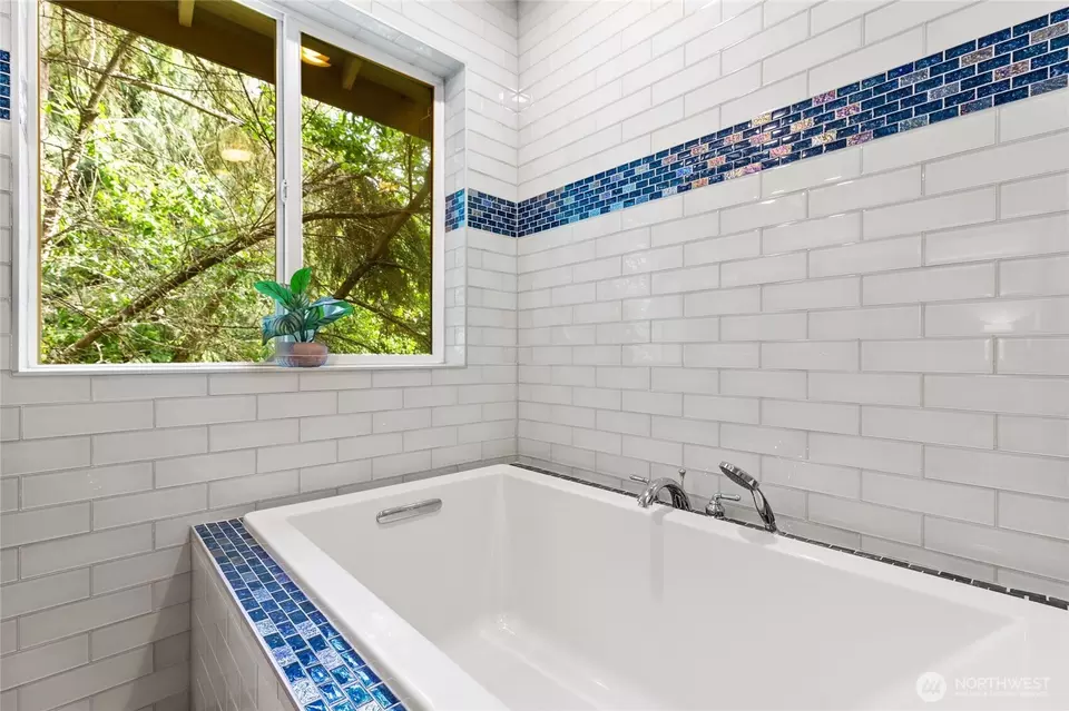 Bath - 111 170th St SE, Bothell, WA 98012 photo 2 of 4