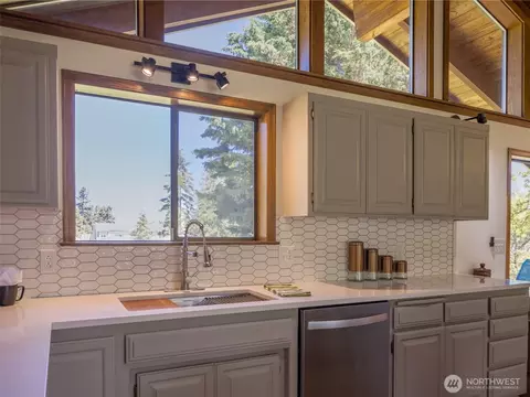 Kitchen - 52 W Pheasant Ln, Sequim, WA 98382 photo 3 of 6