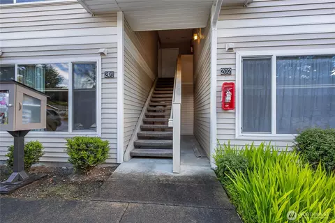 4016 7th St SW #A201, Puyallup, WA 98373
