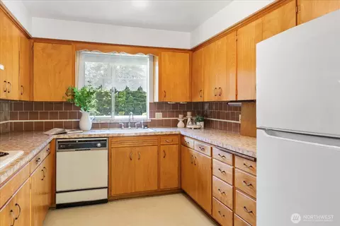 Kitchen - 1420 Olympic Ave, Edmonds, WA 98020 photo 3 of 4