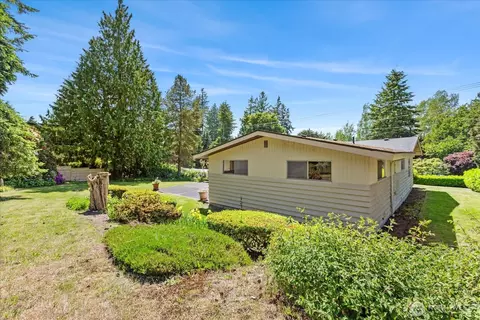 Exterior - 1420 Olympic Ave, Edmonds, WA 98020 photo 8 of 11