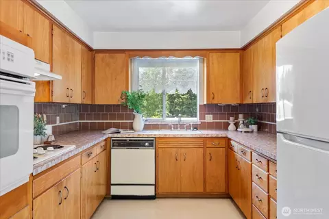 Kitchen - 1420 Olympic Ave, Edmonds, WA 98020 photo 1 of 4