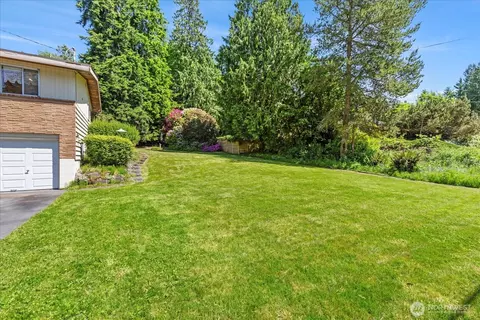Exterior - 1420 Olympic Ave, Edmonds, WA 98020 photo 9 of 11